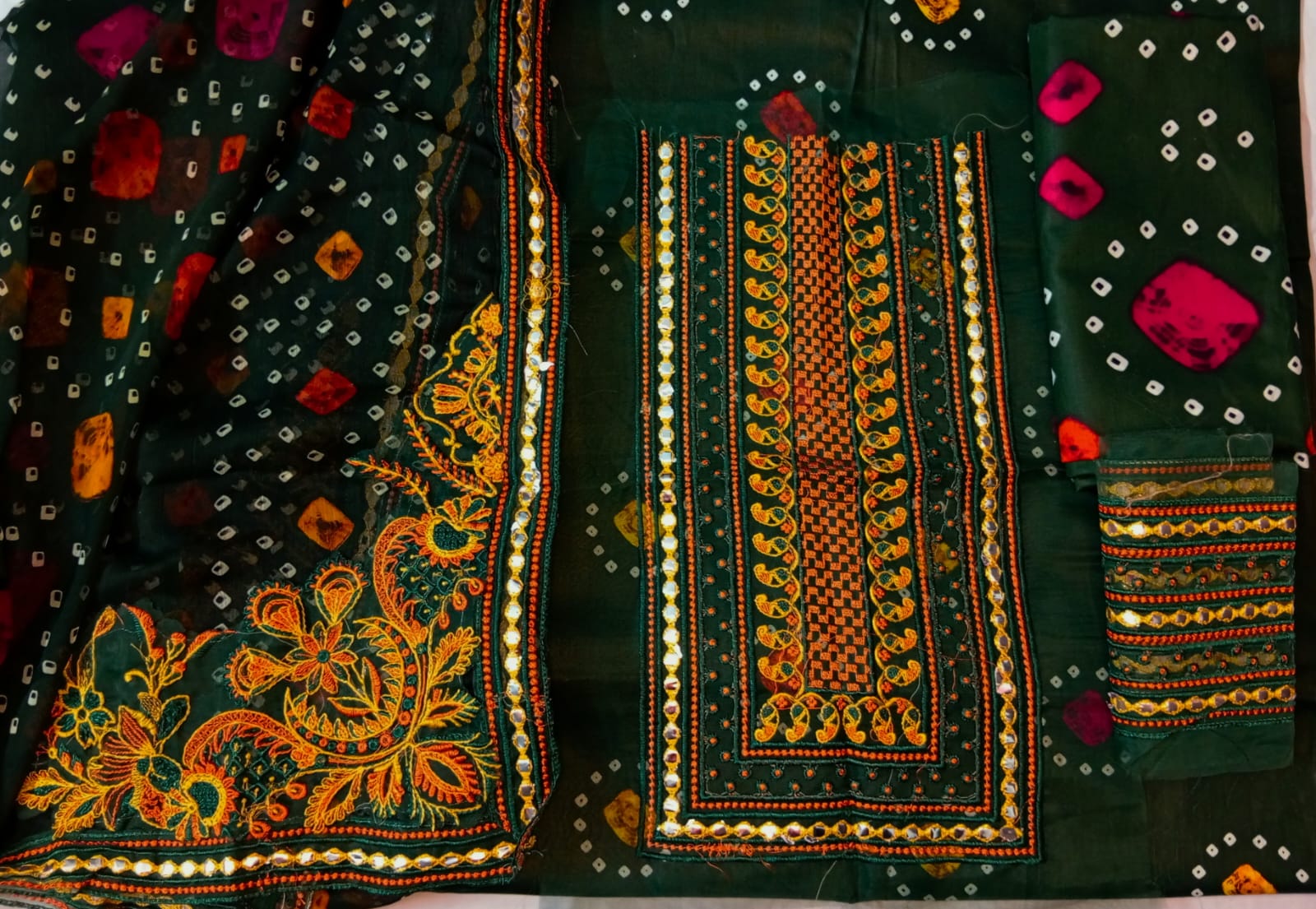 EXCEPTIONAL RICH BLACK + LACOSTE GREEN COLOUR LAWN CHUNARI WITH ORGANZA EMBROIDERY PATCHES AND EMBROIDERED READY TO WEAR DUPATTA